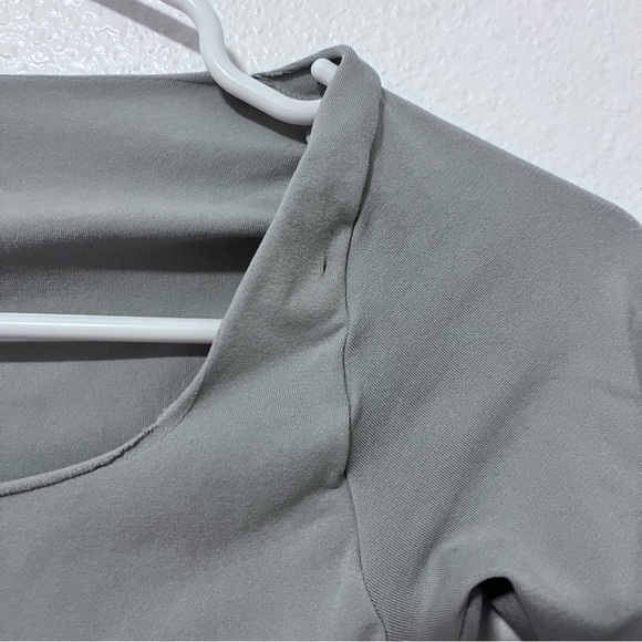 SKIMS Essential Long Sleeve Scoop Neck Thong Bodysuit Light Grey Sz Small - Picture 3 of 7